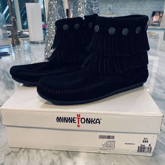 Minnetonka Fringe Bootie Moccasins 6 - Picture 1 of 2